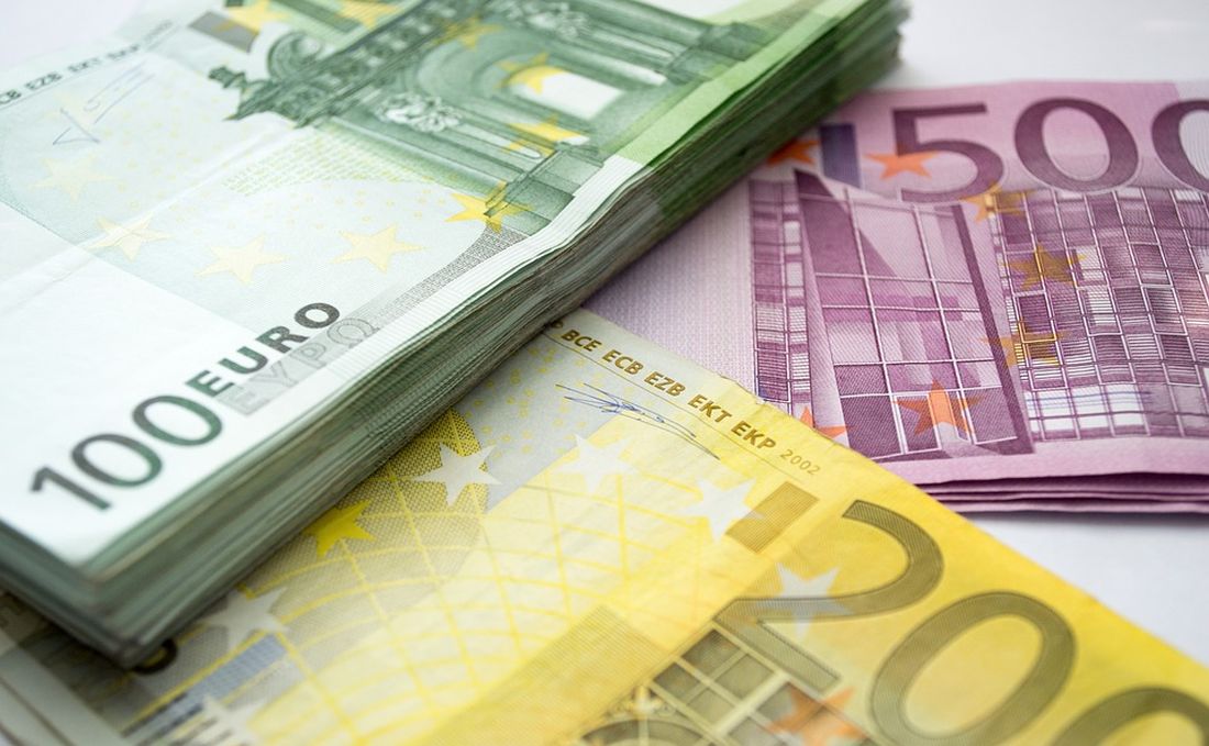 Σε κυκλοφορία τα νέα χαρτονόμισμα των 100 και 200 ευρώ (vd)