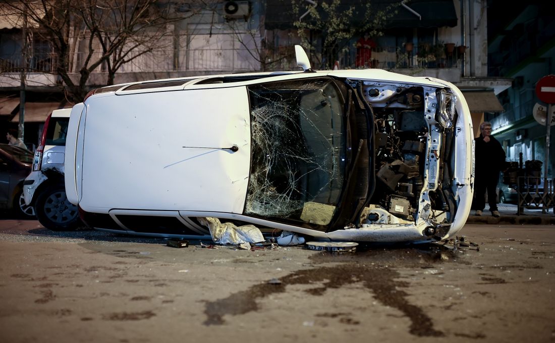 Εύοσμος: Καραμπόλα τριών οχημάτων - Μία γυναίκα τραυματίστηκε