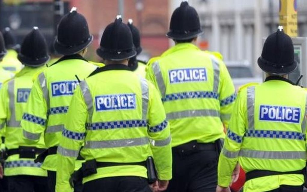 Πανικός στη Βρετανία - Αστυνομικός πατάει με το γόνατο έναν ύποπτο