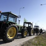 Οι αγρότες έκλεισαν τον κόμβο Νίκαιας - «Έκοψαν» στα δύο την Εθνική Οδό