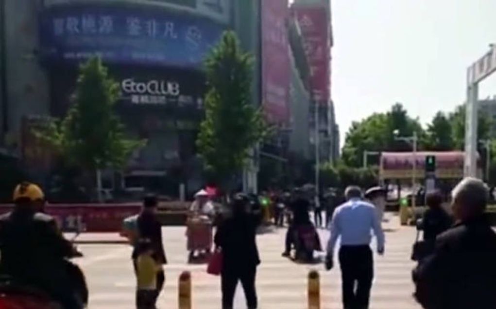 Πρωτοποριακή τιμωρία σε πεζούς που περνούν με κόκκινο στην Κίνα!
