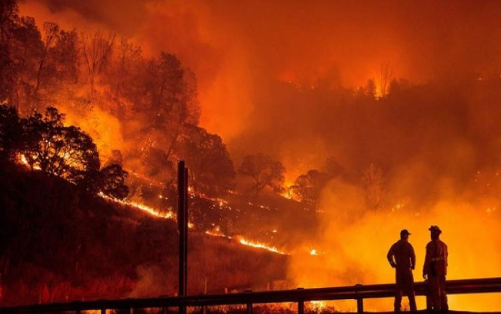 Μαίνεται η φωτιά στη Μάνη – Εκκενώθηκαν οικισμοί