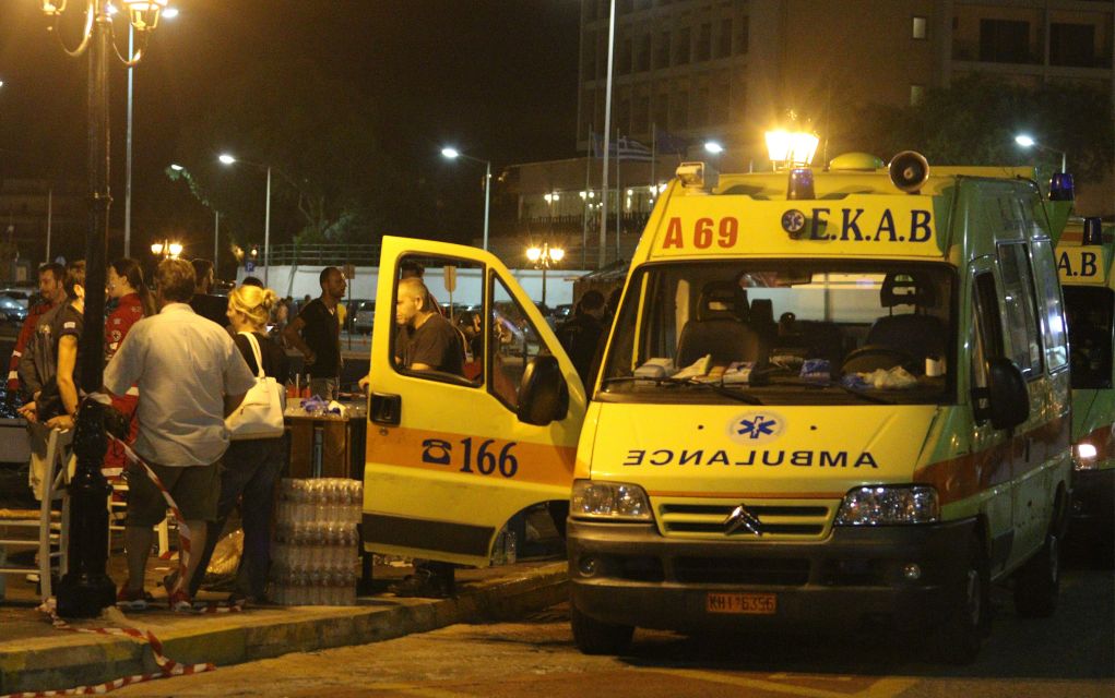Φριχτό δυστύχημα στην Παλλήνη: Αυτοκίνητο έπεσε σε στάση λεωφορείου - Ένας νεκρός (βίντεο)