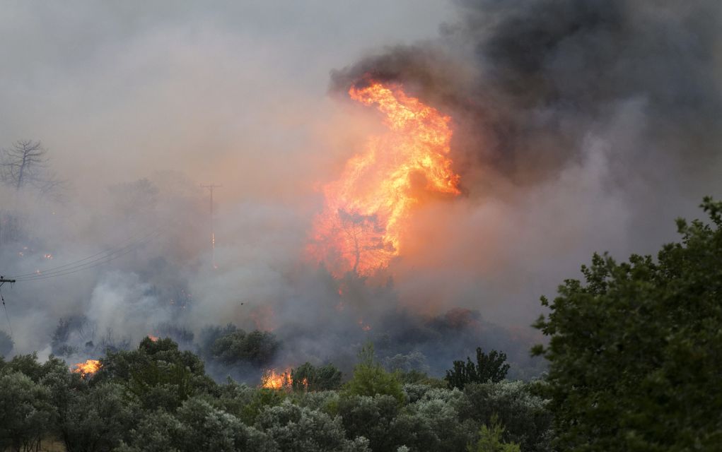 Μεγάλη φωτιά σε τρία μέτωπα στην Εύβοια (vd)