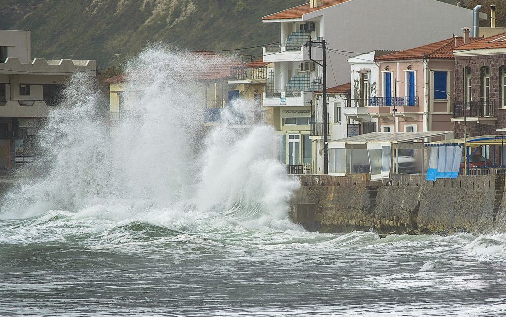 Εύβοια: Κύματα 10 μέτρων χτυπούν τα θεμέλια των σπιτιών! (pics)
