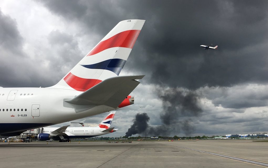 Μεγάλη πυρκαγιά εκδηλώθηκε κοντά στο αεροδρόμιο Χίθροου του Λονδίνου