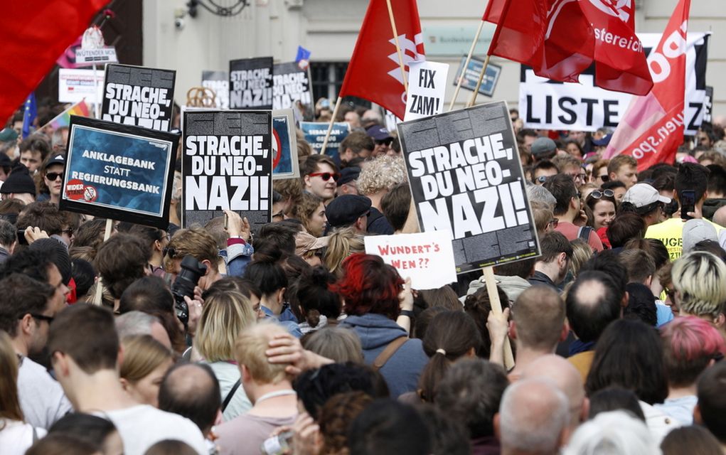 Χιλιάδες διαδηλωτές πανηγυρίζουν στη Βιέννη την παραίτηση Στράχε