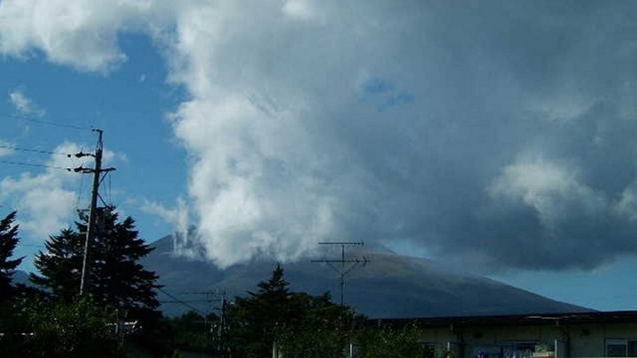 Ηφαίστειο που απέχει 140 χλμ από το Τόκιο εισήλθε σε φάση έκρηξης