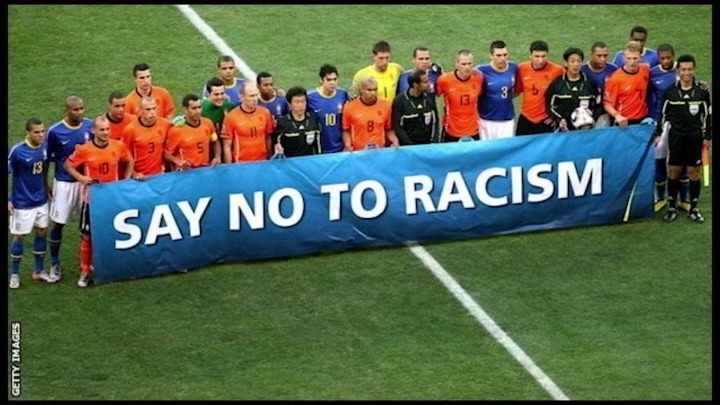 Η σκιά του ρατσισμού και της ομοφοβίας πάνω από τα γήπεδα του κόσμου