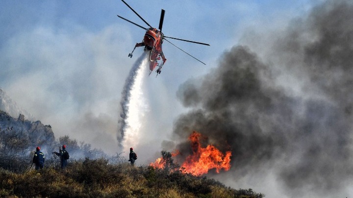 Πυρκαγιά σε δασική έκταση στον Βαρνάβα κοντά σε κατοικημένη περιοχή