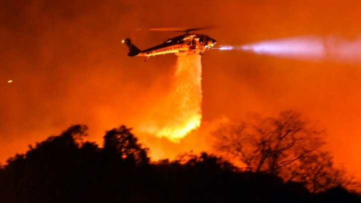 Εκκενώνουν περιοχές στη Σάντα Μπάρμπαρα που απειλούνται από πυρκαγιά