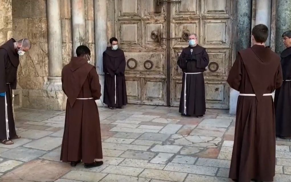 Μοναχοί στην Ιερουσαλήμ μοίρασαν κλαδιά ελιάς φορώντας μάσκες και γάντια (vd)