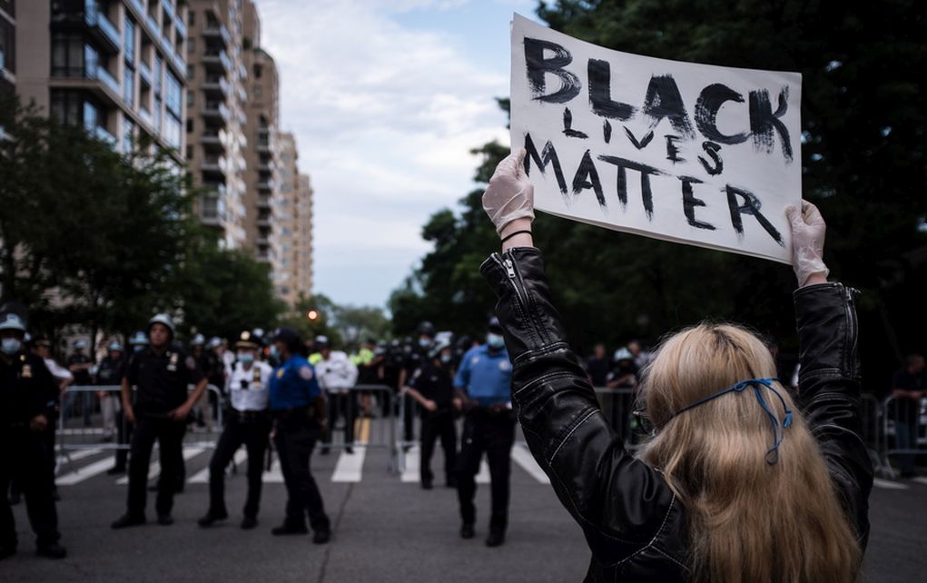 Ξεκίνησε η δίκη του αστυνομικού που κατηγορείται για τον θάνατο του Αφροαμερικανού Τζορτζ Φλόιντ