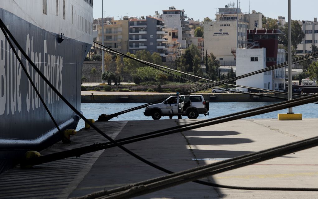 Συναγερμός στο λιμάνι της Ραφήνας: Εφτασε πλοίο με 70 ύποπτα κρούσματα από την Ιο