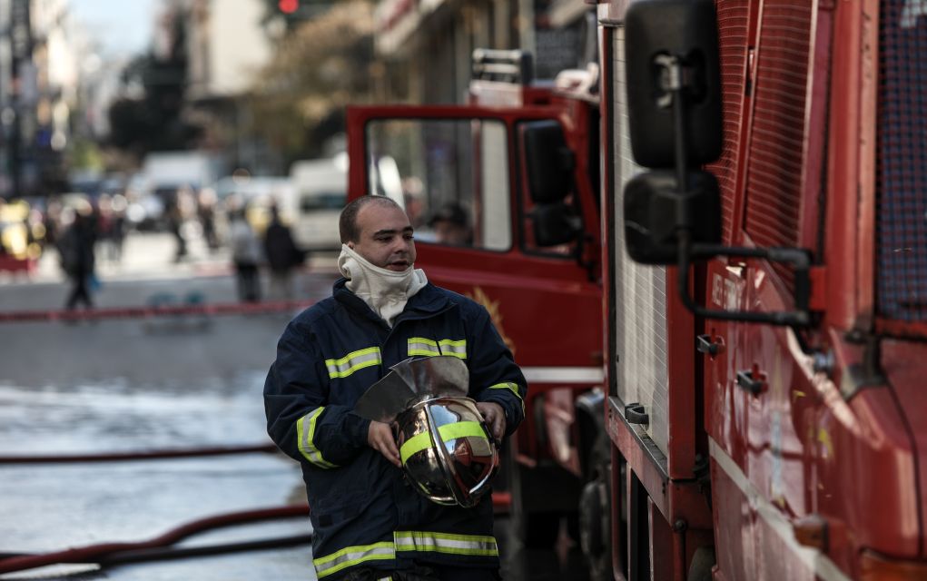 Αθήνα: Τροχαίο ατύχημα στη Βουλιαγμένης - Απεγκλωβίστηκαν δύο άτομα