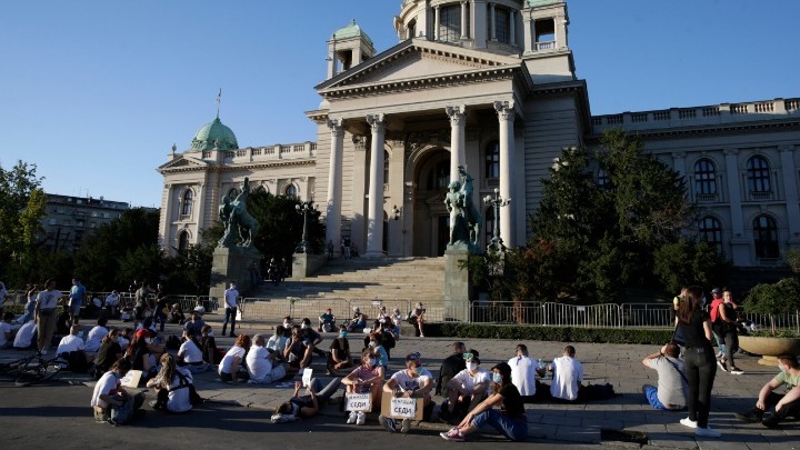 Καθιστική διαμαρτυρία στο Βελιγράδι και άλλες πόλεις της Σερβίας