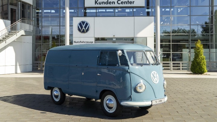 Το παλαιότερο Volkswagen Transporter που έχει κατασκευαστεί ποτέ, ένα T1 Bulli του 1950, γιορτάζει τα εβδομηκοστά γενέθλιά του