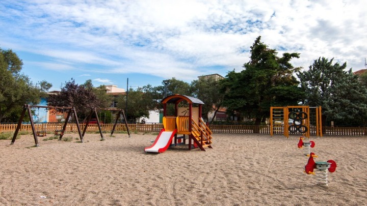 Ανακαινίζονται 17 παιδικές χαρές και αυλές σχολείων στον δήμο Αμπελοκήπων - Μενεμένης