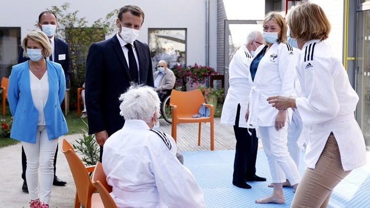 Eμ. Μακρόν: Η Γαλλία δεν πρέπει να απομονώσει τους ηλικιωμένους στους οίκους ευγηρίας