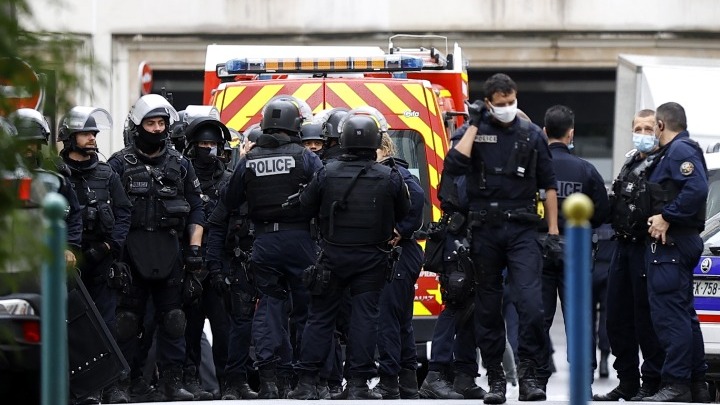 Γαλλία: Άλλοι πέντε άνδρες τέθηκαν υπό κράτηση στο πλαίσιο της έρευνας για την επίθεση στα παλιά γραφεία του Charlie Hebdo