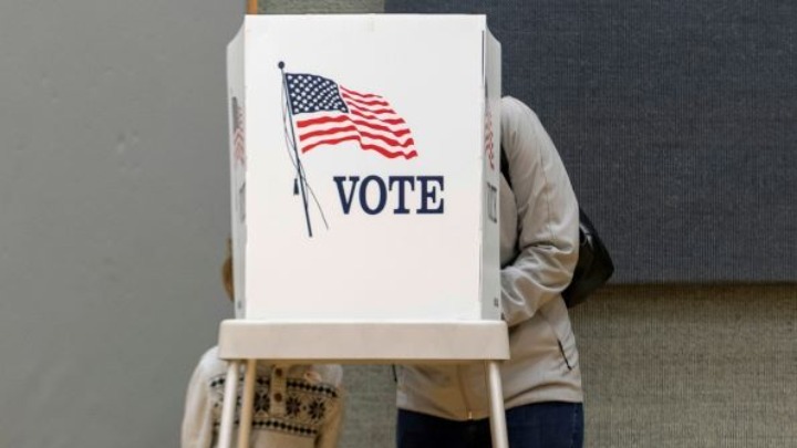 ΗΠΑ: Στον παραδοσιακό προεκλογικό αγώνα πόρτα-πόρτα, επιστρέφουν οι υποψήφιοι των Δημοκρατικών