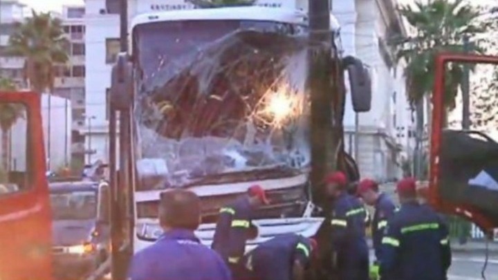 Πειραιάς:Τουριστικό λεωφορείο προσέκρουσε σε κολόνα-Επιχείρηση απεγκλωβισμού του οδηγού