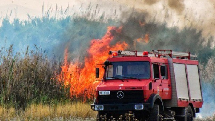 Πυρκαγιά στα Καλύβια Αττικής. Μεγάλη κινητοποίηση της Πυροσβεστικής