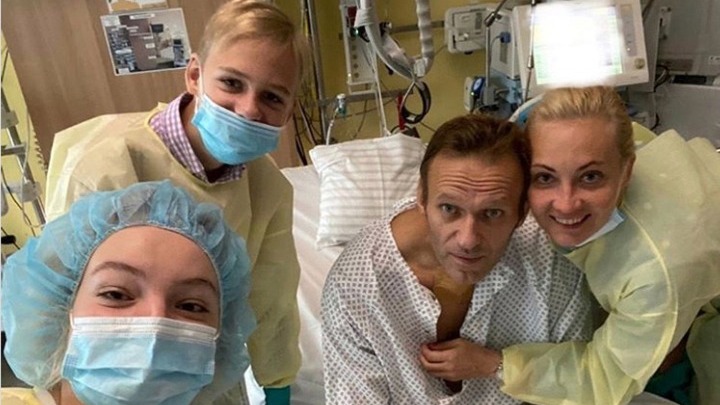 Spiegel Η Μέρκελ επισκέφθηκε τον Ναβάλνι στο νοσοκομείο