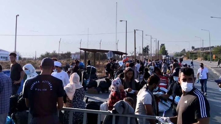 Συνεχίζεται η επιχείρηση της αστυνομίας για μετακίνηση μεταναστών και προσφύγων στο Καρά Τεπέ