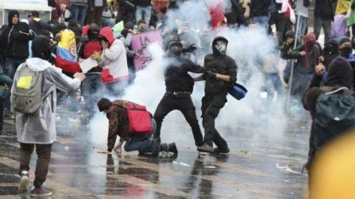 Ταραχές ξέσπασαν στην Μπογοτά μετά τον θάνατο ενός άνδρα κατά τη σύλληψή του από αστυνομικούς