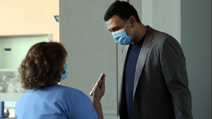 Τη νοσηλεύτρια που δέχτηκε επίθεση στο «Αττικόν» επισκέφθηκε ο υπ. Υγείας Βασίλης Κικίλιας