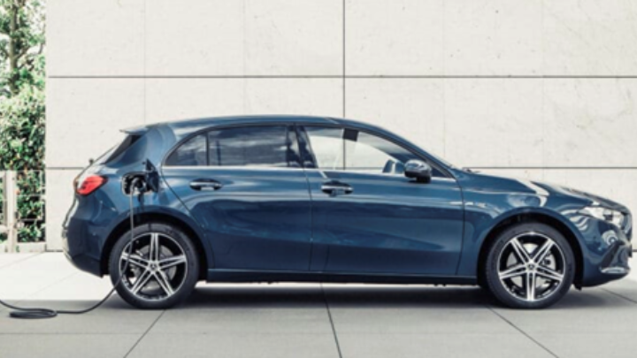 Υψηλές επιδόσεις και αυτονομία έως 70 χιλιόμετρα προσφέρουν οι plug-in hybrid εκδόσεις της Mercedes