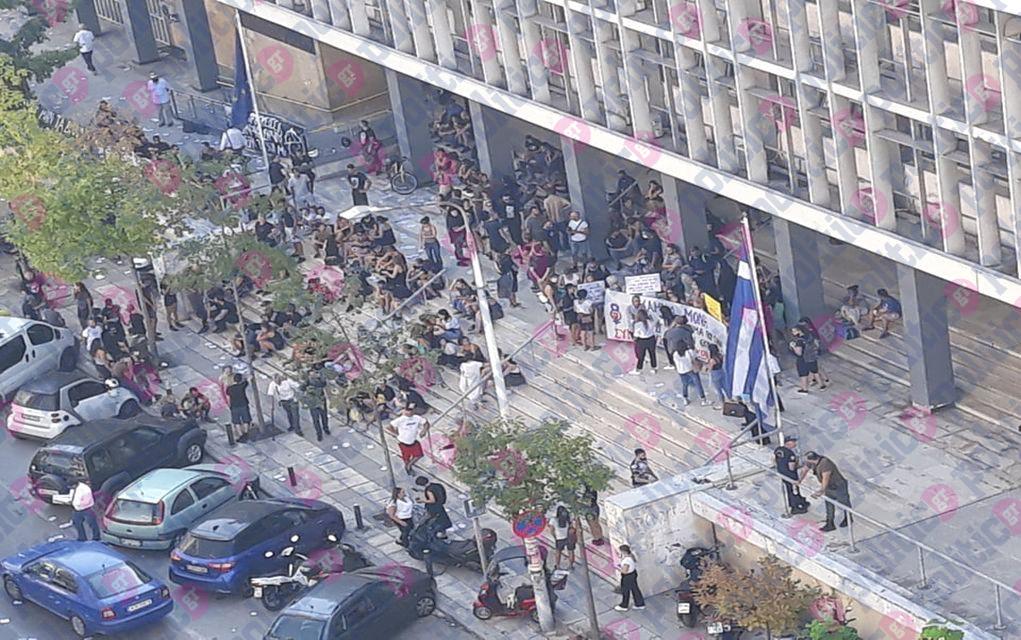 Σε κλοιό διαδηλωτών το Δικαστικό Μέγαρο Θεσσαλονίκης