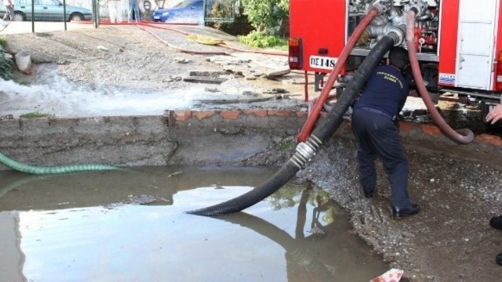 Επιχειρήσεις απάντλησης νερού σε Ηράκλειο και Χανιά- Κόπηκαν δέντρα από τη βροχή και το χαλάζι