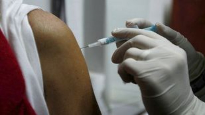Tο αντιγριπικό εμβόλιο μπορεί να βοηθήσει την άμυνα του οργανισμού κατά του κορονοϊού