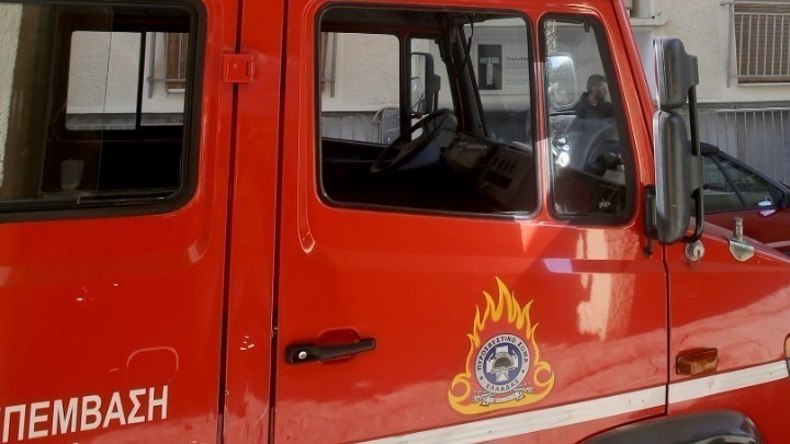 Επιχείρηση πυροσβεστικής για γυναίκα που κρεμόταν από τα κάγκελα μπαλκονιού