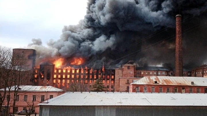 Ρωσία: Νεκρός ένας πυροσβέστης και δύο τραυματίες από τεράστια πυρκαγιά σε εργοστάσιο στην Αγία Πετρούπολη