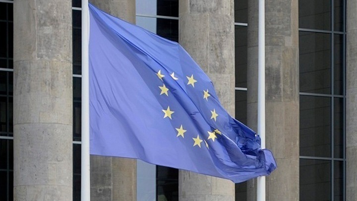 Politico: Η ΕΕ ετοιμάζεται να προσφύγει νομικά εναντίον της AstraZeneca