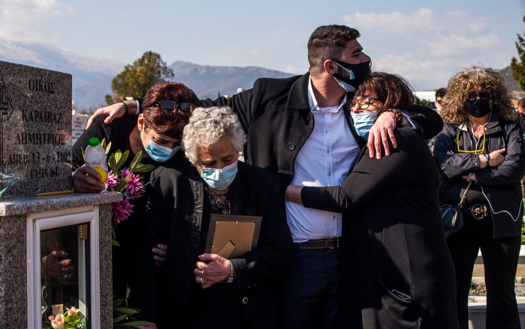 Κηδεία Γιώργου Καραϊβάζ: "Ράγισαν καρδιές" στην Καλλίφυτο Δράμας για το τελευταίο αντίο (pics)