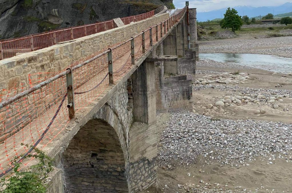 Περιφέρεια Θεσσαλίας: Στερεώνει και αποκαθιστά την πέτρινη τοξωτή γέφυρα Σαρακίνας στον Πηνειό