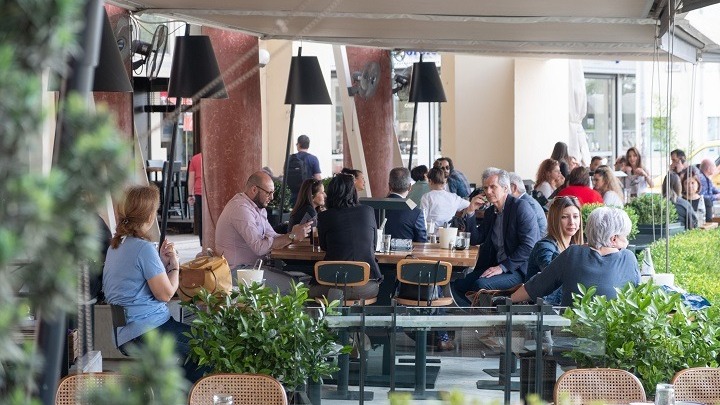 Θεσσαλονίκη: Πρόστιμο 3.000 ευρώ σε καφενείο για μη τήρηση των αποστάσεων
