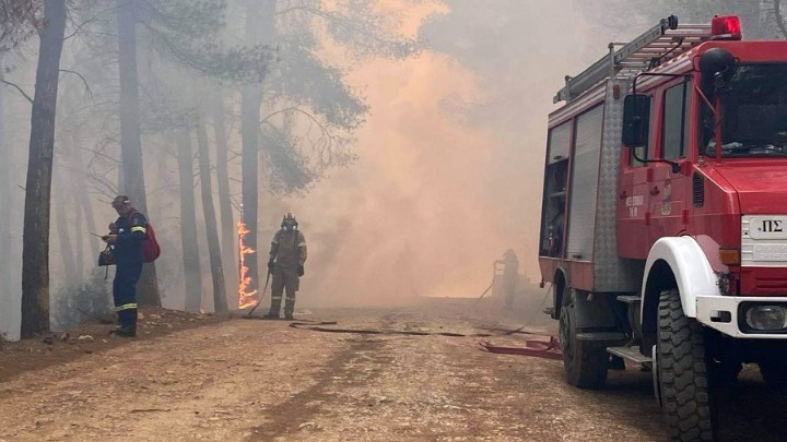Πυρκαγιά Κορινθίας: Μέχρι τις Κυκλάδες και την Ικαρία έφτασε ο καπνός της φωτιάς