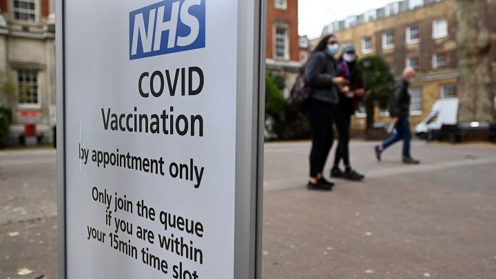 Η Βρετανία ενέκρινε κοκτέιλ αντισωμάτων για την θεραπεία της Covid