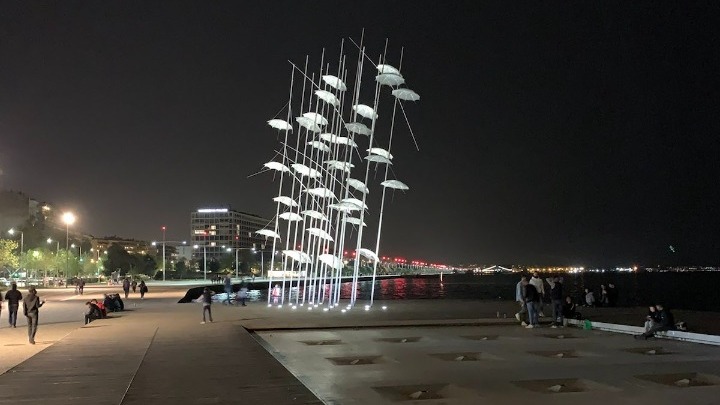 Θεσσαλονίκη: Με το λευκό αναστάσιμο χρώμα φωταγωγήθηκαν οι «Ομπρέλες» στη Νέα Παραλία