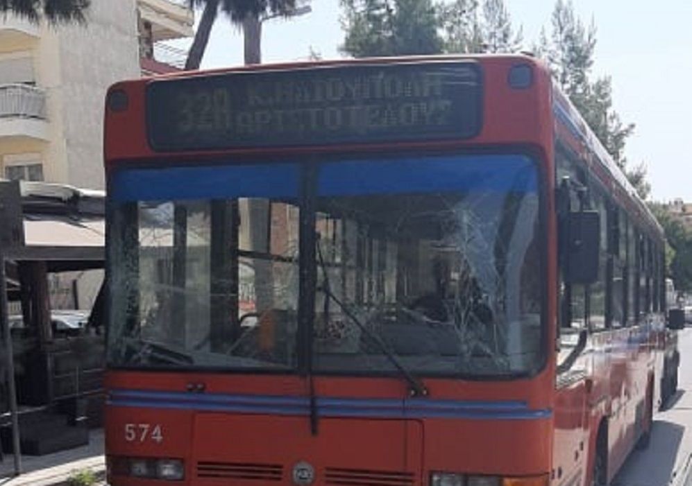 Εύοσμος: Δύο λεωφορεία του ΟΑΣΘ συγκρούστηκαν μεταξύ τους – Τραυματίστηκε μία γυναίκα (pics)