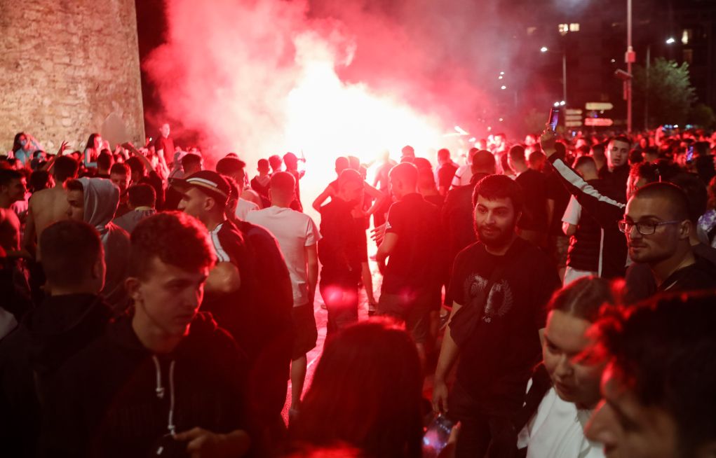ΠΑΟΚ - Κύπελλο: Πανηγυρισμοί στην πλατεία Λευκού Πύργου, με πυροτεχνήματα, σημαίες, πανό και συνθήματα
