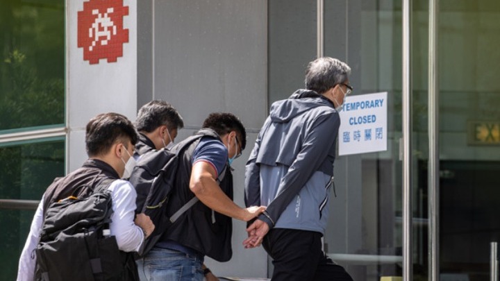 Χονγκ Κονγκ: Έφοδος αστυνομικών σε εφημερίδα - Συνέλαβαν δημοσιογράφους και κατέσχεσαν υλικό(pic)