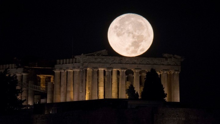 Υπερπανσέληνος: Το βράδυ της Πέμπτης το φεγγάρι θα βρίσκεται πιο κοντά στη Γη