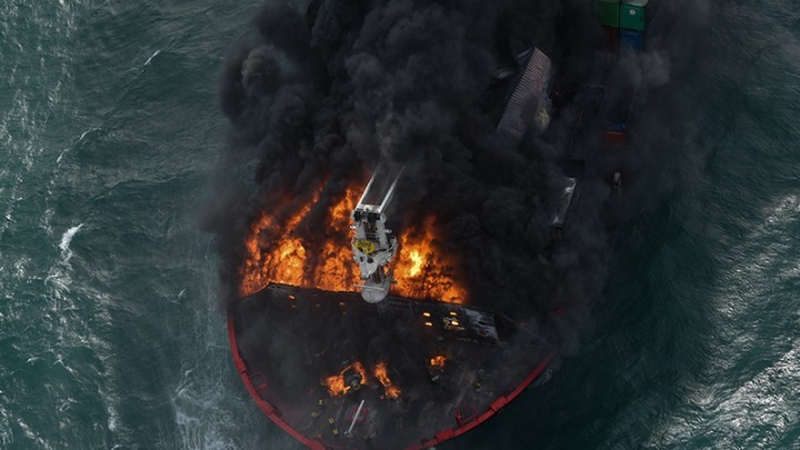 Σρι Λανκα: Βυθίζεται πλοίο, έπειτα από πυρκαγιά - Τεράστια η οικολογική καταστροφή