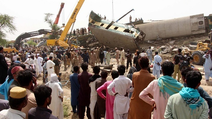 Πακιστάν: Εκτροχιασμός και σύγκρουση δυο τρένων, τουλάχιστον 43 νεκροί και δεκάδες τραυματίες